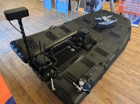 HP30: Schwimmfähige Seewasser-Drohne für Spezialkräfte 11 Aktuell laufen diverse Integrationsarbeiten, um die HP30 (hier am Bug) auf Schlauchbooten und unbemannten Überwasserfahrzeugen zu installieren.