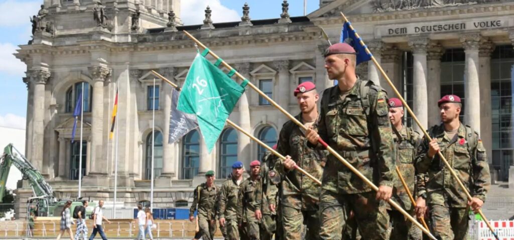 Marsch zum Gedenken an die Gefallenen der Bundeswehr 2026 4 Der Marsch zum Gedenken führt auch am Reichstag vorbei.