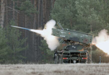 Abschuss der 122-mm-Trainingsrakete von Diehl und Elbit aus einem Raketenartilleriesystem MARS 3.