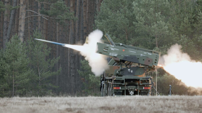Abschuss der 122-mm-Trainingsrakete von Diehl und Elbit aus einem Raketenartilleriesystem MARS 3.
