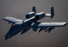 Eine A-10C Thunderbolt II im Einsatz am Persischen Golf. Unter den Tragflächen sind ein Luft-Boden-Flugkörper AGM-65 Maverick, ein Behälter mit sieben lasergelenkten 70-mm-Raketen APKWS und zwei Luft-Luft-Lenkwaffen AIM-9 Sidewinder vermutlich zum Einsatz gegen iranische Drohnen zu erkennen.