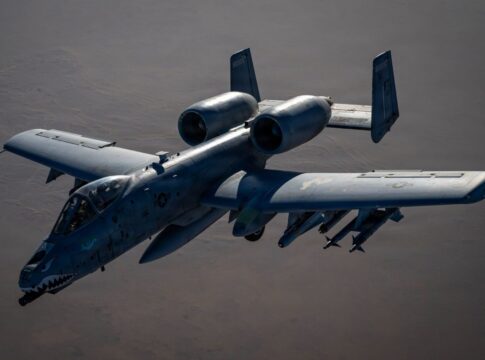 A-10 Thunderbolt am Golf: Panzerknacker jagt Mückenflotte 23 Eine A-10C Thunderbolt II im Einsatz am Persischen Golf. Unter den Tragflächen sind ein Luft-Boden-Flugkörper AGM-65 Maverick, ein Behälter mit sieben lasergelenkten 70-mm-Raketen APKWS und zwei Luft-Luft-Lenkwaffen AIM-9 Sidewinder vermutlich zum Einsatz gegen iranische Drohnen zu erkennen.