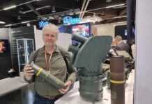S&T-Redakteur Stefan Axel Boes mit der Wirkkörper-Patrone von Iron Fist neben dem zweirohrigen Werfer und der Transporthülse für den Effektor.
