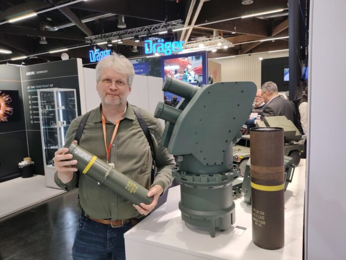 S&T-Redakteur Stefan Axel Boes mit der Wirkkörper-Patrone von Iron Fist neben dem zweirohrigen Werfer und der Transporthülse für den Effektor.