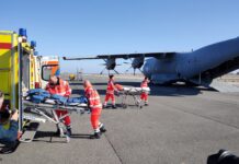 Sanitätskräfte üben bei Medic Quadriga am Flughafen BER die Übernahme eingeflogener Verwundeter durch zivile Organisationen.