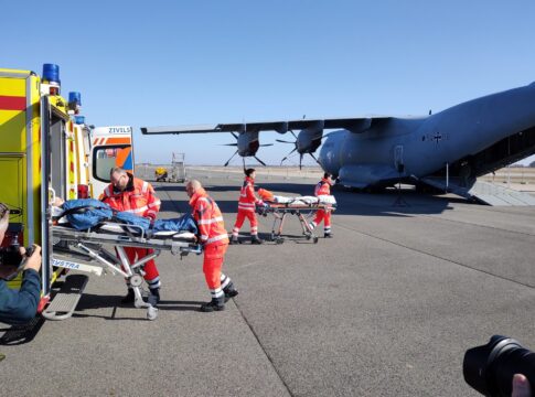 Sanitätskräfte üben bei Medic Quadriga am Flughafen BER die Übernahme eingeflogener Verwundeter durch zivile Organisationen.