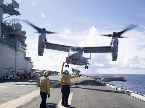USMC: 31st Marine Expeditionary Unit verlegt nach Nahost 9 Ein MV-22 Osprey Kipprotorflugzeug des U.S. Marine Corps (USMC) über dem Amphibienträger USS Tripoli.