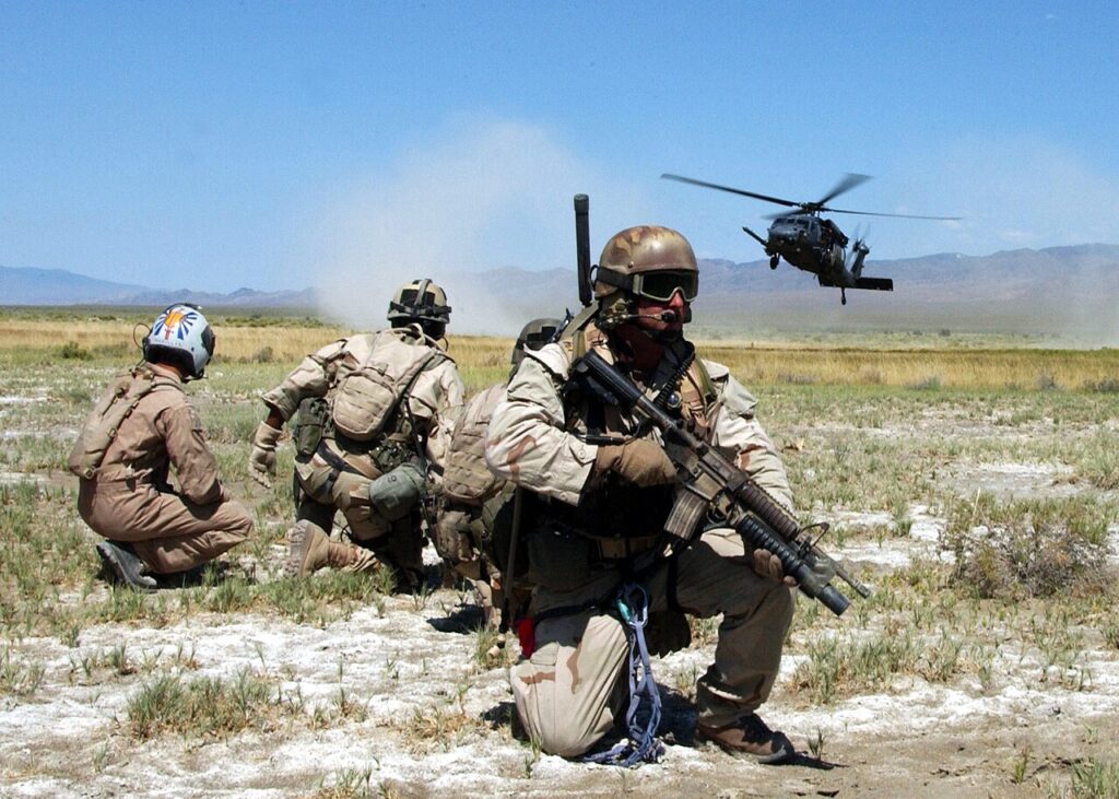 U.S. Air Force Pararescue: Kampfretter bei Flugzeugabstürzen 2 Parajumper mit dem simulierten Überlebenden eines Flugzeugabsturzes bei einer Übung 2005.