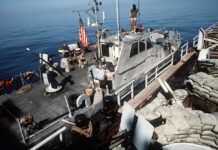 Ein Patrouillenboot Mark III des U.S. Naval Special Warfare Command (NAVSPECWARCOM) längsseits der schwimmenden Operationsbasis Wimbrown 7 während Operation Prime Chance im Persischen Golf 1988.