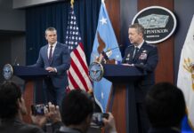 Das Pentagon, hier Verteidigungsminister Pete Hegseth (l.) und der Vorsitzende der Vereinten Stabschefs General Dan Caine bei einer Pressekonferenz am 2. März, erwägt nach Medienberichten die Entsendung weiterer 10.000 Mann für den Irankrieg.
