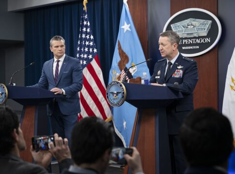 Irankrieg: Berichte zu Verlegung weiterer 10.000 US-Soldaten 6 Das Pentagon, hier Verteidigungsminister Pete Hegseth (l.) und der Vorsitzende der Vereinten Stabschefs General Dan Caine bei einer Pressekonferenz am 2. März, erwägt nach Medienberichten die Entsendung weiterer 10.000 Mann für den Irankrieg.