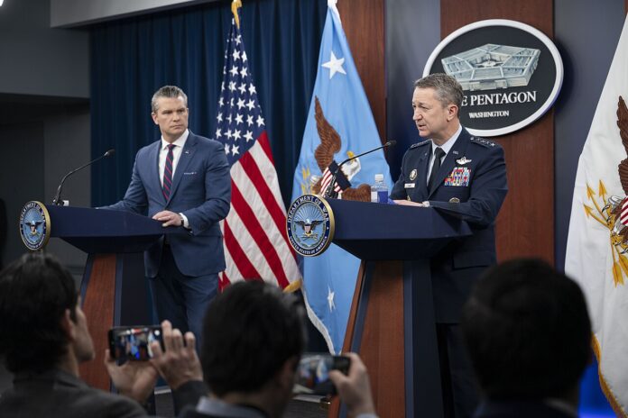 Das Pentagon, hier Verteidigungsminister Pete Hegseth (l.) und der Vorsitzende der Vereinten Stabschefs General Dan Caine bei einer Pressekonferenz am 2. März, erwägt nach Medienberichten die Entsendung weiterer 10.000 Mann für den Irankrieg.