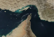 Die Straße von Hormus in einer Satellitenaufnahme aus dem Jahr 2018: links der Persische Golf, rechts der Golf von Oman, oben die iranische Küste mit den vorgelagerten Inseln.