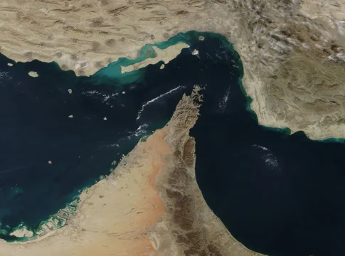 Der Iran und die Straße von Hormus: Ein amphibisches Problem 10 Die Straße von Hormus in einer Satellitenaufnahme aus dem Jahr 2018: links der Persische Golf, rechts der Golf von Oman, oben die iranische Küste mit den vorgelagerten Inseln.