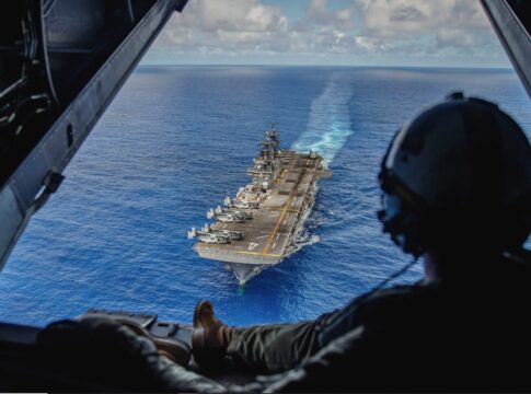 Auch USS Boxer verlegt mit 11th MEU Richtung Persischer Golf 7 Die USS Boxer, hier 2024 vor den Philippinen, soll mit der 11th Marine Expeditionary Unit nun ebenfalls in den Nahen Osten verlegen.