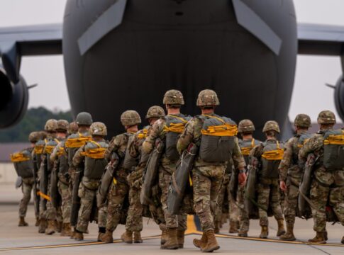 82nd Airborne Division: Zunehmende Berichte über Verlegung 12 Fallschirmjäger der 82nd Airborne Division vor einer Luftlandeübung am Heimatstandort Fort Bragg im vergangenen Jahr.