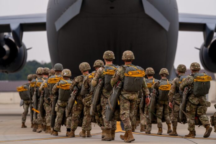 Fallschirmjäger der 82nd Airborne Division vor einer Luftlandeübung am Heimatstandort Fort Bragg im vergangenen Jahr.