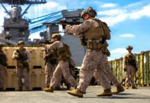 U.S. Marines der 11th Marine Expeditionary Unit üben während der Verlegung Richtung Iran an Bord des Docklandungsschiffs USS Comstock.