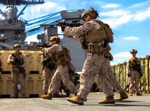 Unterwegs zum Iran: USS Boxer und 11th MEU erreichen Hawaii 11 U.S. Marines der 11th Marine Expeditionary Unit üben während der Verlegung Richtung Iran an Bord des Docklandungsschiffs USS Comstock.