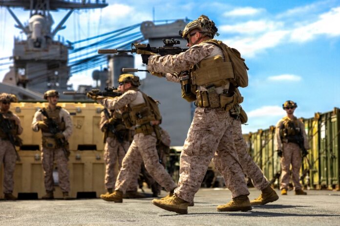 U.S. Marines der 11th Marine Expeditionary Unit üben während der Verlegung Richtung Iran an Bord des Docklandungsschiffs USS Comstock.