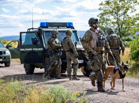 Feldjäger setzen während der Großübung Orange Road 2023 vor drei Jahren in Ohrdruf einen Spürhund ein.