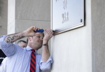 Das amerikanische Verteidigungsministerium will nun auch offiziell vom US-Kongress in "Department of War" umbenannt werden, wie hier von Minister Pete Hegseth im vergangenen November schon mal an den Eingang geschraubt.
