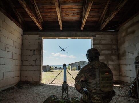 KI-gestützter Drohnenverbund: Bundeswehr-Test erneut positiv 12 Die Bundeswehr testet in Ohrdruf KI-gestützte Aufklärungs- und Wirkverbünde aus Drohnen und Loitering Munition.