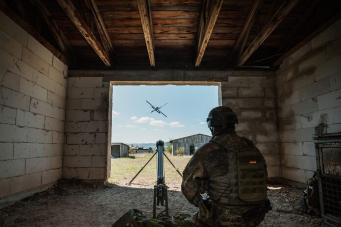 Die Bundeswehr testet in Ohrdruf KI-gestützte Aufklärungs- und Wirkverbünde aus Drohnen und Loitering Munition.