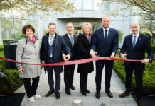 Von links nach rechts: Daniela Horn, Referentin für Querschnittsmaterialien im deutschen Verteidigungsministerium; Luc Ruyssinck, Programmmanager bei OCCAR; Christian Hadjiminas, Gründer und CEO von Von links nach rechts: Daniela Horn, Referentin für Querschnittsmaterialien im deutschen Verteidigungsministerium; Luc Ruyssinck, Programmmanager bei OCCAR; Christian Hadjiminas, Gründer und CEO von THEON; Marion Zekorn, Abteilungsleiterin im deutschen Verteidigungsministerium; Theo Francken, belgischer Verteidigungsminister; und Philippe Mennicken, stellvertretender CEO und Leiter Geschäftsentwicklung bei Theon; Marion Zekorn, Abteilungsleiterin im deutschen Verteidigungsministerium; Theo Francken, belgischer Verteidigungsminister; und Philippe Mennicken, stellvertretender CEO und Leiter Geschäftsentwicklung bei Theon.