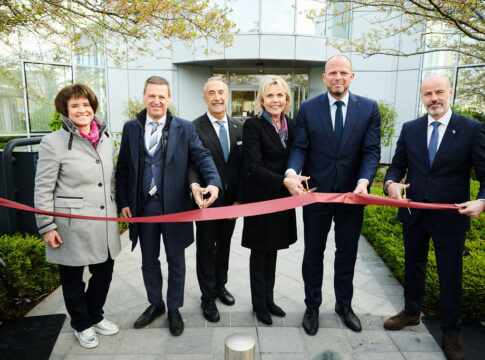 Von links nach rechts: Daniela Horn, Referentin für Querschnittsmaterialien im deutschen Verteidigungsministerium; Luc Ruyssinck, Programmmanager bei OCCAR; Christian Hadjiminas, Gründer und CEO von Von links nach rechts: Daniela Horn, Referentin für Querschnittsmaterialien im deutschen Verteidigungsministerium; Luc Ruyssinck, Programmmanager bei OCCAR; Christian Hadjiminas, Gründer und CEO von THEON; Marion Zekorn, Abteilungsleiterin im deutschen Verteidigungsministerium; Theo Francken, belgischer Verteidigungsminister; und Philippe Mennicken, stellvertretender CEO und Leiter Geschäftsentwicklung bei Theon; Marion Zekorn, Abteilungsleiterin im deutschen Verteidigungsministerium; Theo Francken, belgischer Verteidigungsminister; und Philippe Mennicken, stellvertretender CEO und Leiter Geschäftsentwicklung bei Theon.