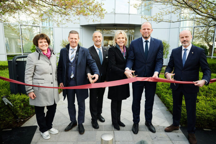 Von links nach rechts: Daniela Horn, Referentin für Querschnittsmaterialien im deutschen Verteidigungsministerium; Luc Ruyssinck, Programmmanager bei OCCAR; Christian Hadjiminas, Gründer und CEO von Von links nach rechts: Daniela Horn, Referentin für Querschnittsmaterialien im deutschen Verteidigungsministerium; Luc Ruyssinck, Programmmanager bei OCCAR; Christian Hadjiminas, Gründer und CEO von THEON; Marion Zekorn, Abteilungsleiterin im deutschen Verteidigungsministerium; Theo Francken, belgischer Verteidigungsminister; und Philippe Mennicken, stellvertretender CEO und Leiter Geschäftsentwicklung bei Theon; Marion Zekorn, Abteilungsleiterin im deutschen Verteidigungsministerium; Theo Francken, belgischer Verteidigungsminister; und Philippe Mennicken, stellvertretender CEO und Leiter Geschäftsentwicklung bei Theon.