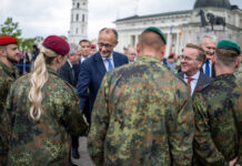 Bundeskanzler Friedrich Merz, hier mit Verteidigungsminister Boris Pistorius beim Aufstellungsappell der Panzerbrigade 45 in Litauen im vergangenen Jahr, besucht am 30. April das Deutsche Heer in Munster.