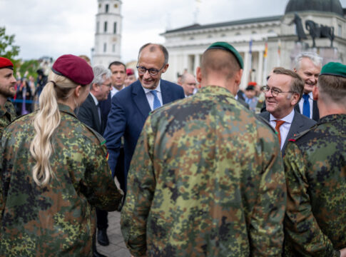 Bundeskanzler Friedrich Merz besucht das Heer in Munster 10 Bundeskanzler Friedrich Merz, hier mit Verteidigungsminister Boris Pistorius beim Aufstellungsappell der Panzerbrigade 45 in Litauen im vergangenen Jahr, besucht am 30. April das Deutsche Heer in Munster.