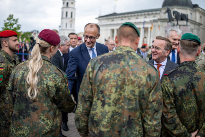 Bundeskanzler Friedrich Merz, hier mit Verteidigungsminister Boris Pistorius beim Aufstellungsappell der Panzerbrigade 45 in Litauen im vergangenen Jahr, besucht am 30. April das Deutsche Heer in Munster.