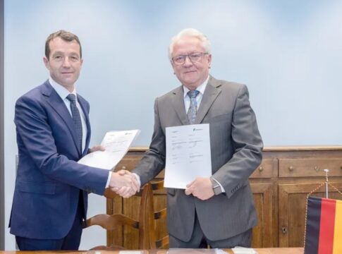 Indra und Rheinmetall wollen Lkw an Spanien liefern 6 Indra und Rheinmetall zeichnen eine Absichtserklärung zur strategischen Zusammenarbeit und wollen noch dieses Jahr ein Joint Venture gründen.