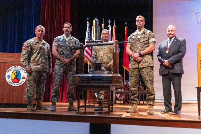 Sergeant Tyler Johnson und Sergeant Spencer Harrell vom U.S. Marine Corps belegten bei der Infanteriewoche 2026 den ersten Platz im internationalen Scharfschützenwettbewerb.
