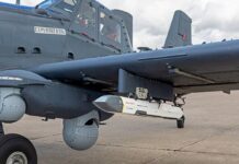 Der Mini-Marschflugkörper Red Wolf an der Skyraider II International. Damit wird die Fähigkeit zur weitreichenden Präzisions-Bekämpfung erheblich gesteigert.