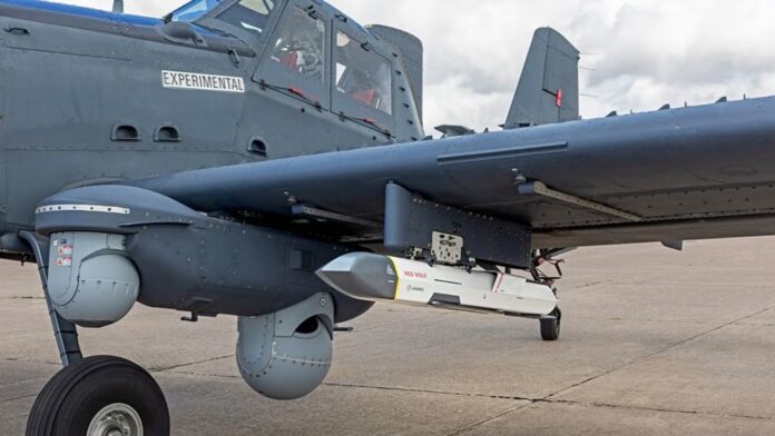 Der Mini-Marschflugkörper Red Wolf an der Skyraider II International. Damit wird die Fähigkeit zur weitreichenden Präzisions-Bekämpfung erheblich gesteigert.