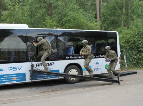 TeutoDefence Live Fire, Communication & Drone Days 2026 19 Live-Vorführung bei den TeutoDefence Behördentagen: Eindringen in einen Bus mit Geiselbefreiung.
