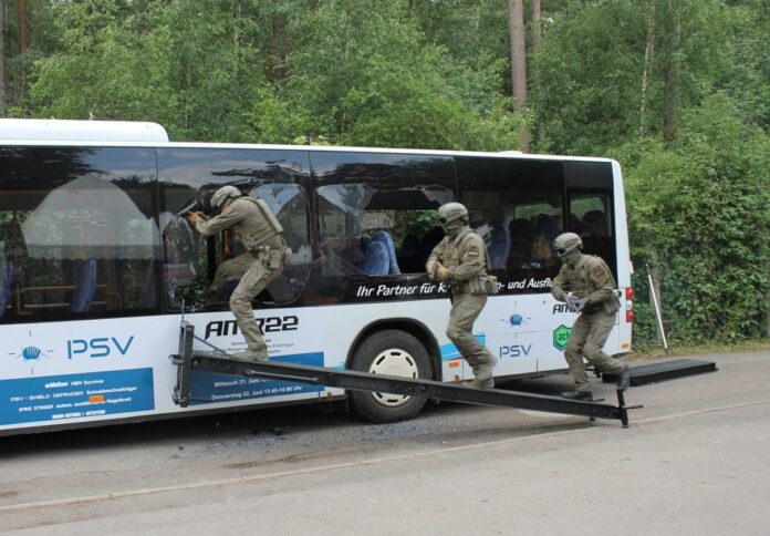 Live-Vorführung bei den TeutoDefence Behördentagen: Eindringen in einen Bus mit Geiselbefreiung.