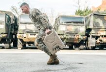 Major Wes Strickland vom 1. Bataillon des 3. US-Infanterieregiments (The Old Guard) absolviert den 50-Meter-Wasserkanistertransport während des neuen Combat-Fitnesstests (Combat Field Test, CFT) auf der Joint Base Myer-Henderson Hall in Virginia.