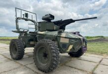 Ein bewaffnetes unbemanntes Bodenfahrzeug (UGV) in der Ukraine.