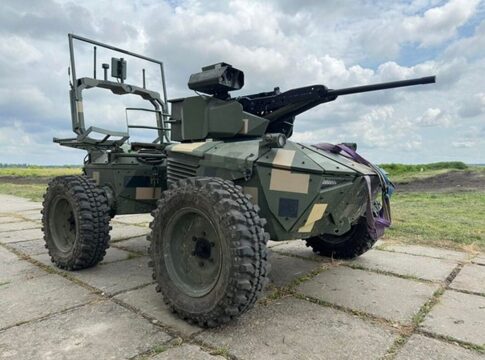 Ein bewaffnetes unbemanntes Bodenfahrzeug (UGV) in der Ukraine.