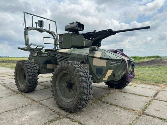 Ein bewaffnetes unbemanntes Bodenfahrzeug (UGV) in der Ukraine.