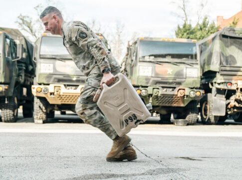 Neuer Combat-Fitnesstest bei der U.S. Army eingeführt 20 Major Wes Strickland vom 1. Bataillon des 3. US-Infanterieregiments (The Old Guard) absolviert den 50-Meter-Wasserkanistertransport während des neuen Combat-Fitnesstests (Combat Field Test, CFT) auf der Joint Base Myer-Henderson Hall in Virginia.