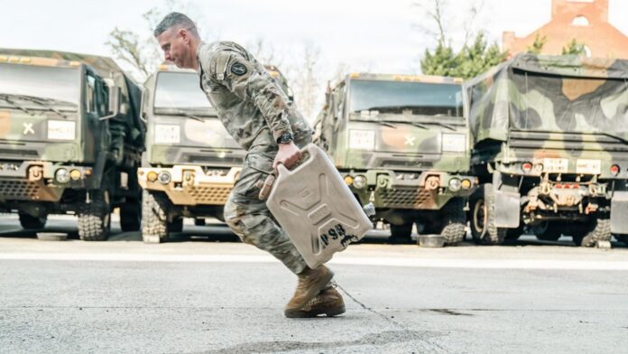 Major Wes Strickland vom 1. Bataillon des 3. US-Infanterieregiments (The Old Guard) absolviert den 50-Meter-Wasserkanistertransport während des neuen Combat-Fitnesstests (Combat Field Test, CFT) auf der Joint Base Myer-Henderson Hall in Virginia.