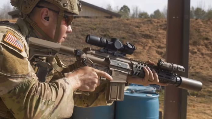 Ein Soldat der U.S. Army mit dem neuen Karabiner XM8 bei Tests im Februar 2026.