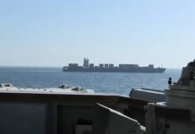 Das iranische Containerschiff Touska von Bord des Zerstörers USS Spruance aus gesehen vor der Enterung durch U.S. Marines.