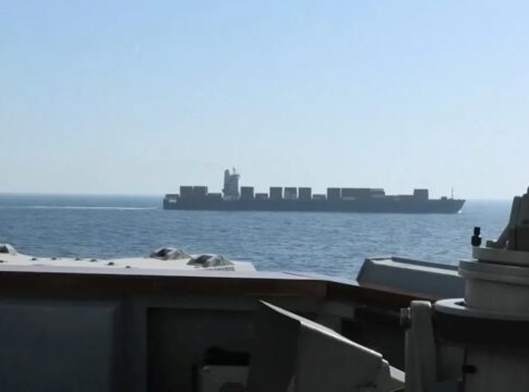 Irankrieg: U.S. Marines entern iranisches Containerschiff 11 Das iranische Containerschiff Touska von Bord des Zerstörers USS Spruance aus gesehen vor der Enterung durch U.S. Marines.