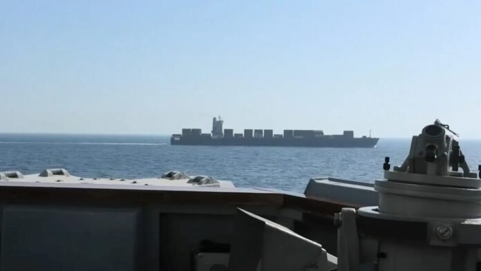 Das iranische Containerschiff Touska von Bord des Zerstörers USS Spruance aus gesehen vor der Enterung durch U.S. Marines.